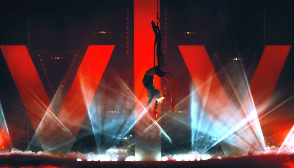 Spectacle, acrobate, anneau aérien, Voulez-Vous